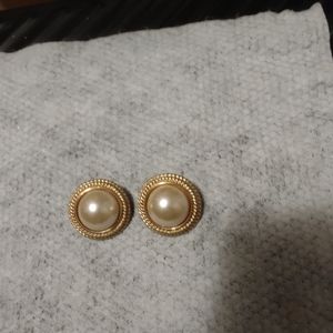 VINTAGE PAIR OF CLIP ON EARRINGS.PEARL STONE /GOLD TRIMMING.